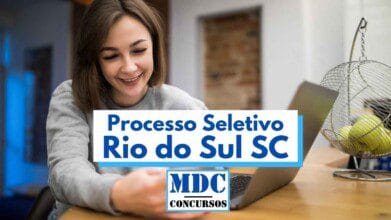 Mulher sorridente sentada em uma mesa usando notebook, com destaque para a arte central com os dizeres Processo Seletivo Rio do Sul SC e logotipo MDC Concursos, ao fundo aparece uma fruteira com limões e ambiente doméstico bem iluminado, imagem utilizada para ilustrar matéria sobre processo seletivo em Rio do Sul Santa Catarina com vagas para cozinheiro e fonoaudiólogo