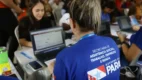 Servidora da Secretaria de Estado de Assistência Social, Trabalho, Emprego e Renda do Pará com uniforme azul durante atendimento, referente ao processo seletivo SEASTER