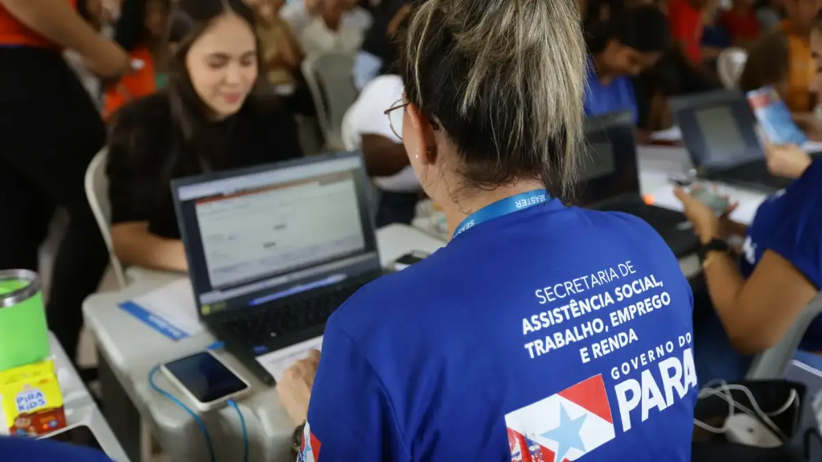 Processo Seletivo SEASTER Pará abre 96 vagas com salários de até R$ 3.047,45 1 Servidora da Secretaria de Estado de Assistência Social, Trabalho, Emprego e Renda do Pará com uniforme azul durante atendimento, referente ao processo seletivo SEASTER