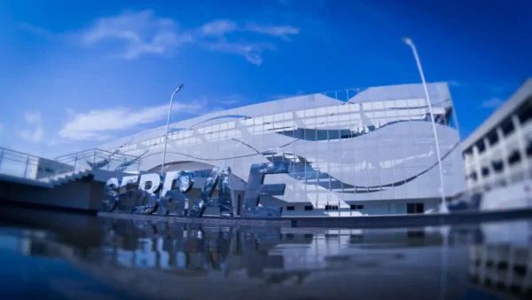 Processo Seletivo SEBRAE AC abre 12 vagas com bolsa de R$ 5.000,00 3 Fachada do SEBRAE com letras em aço inox — processo seletivo SEBRAE AC 2026
