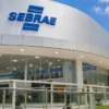 Fachada de unidade SEBRAE com logotipo azul em destaque, sede do processo seletivo SEBRAE CE