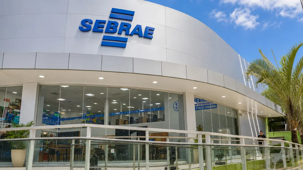 Fachada de unidade SEBRAE com logotipo azul em destaque, sede do processo seletivo SEBRAE CE