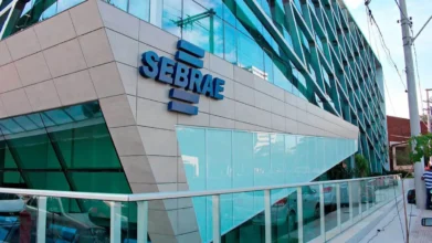 Fachada do edifício do SEBRAE com logo azul, sede do processo seletivo SEBRAE ES