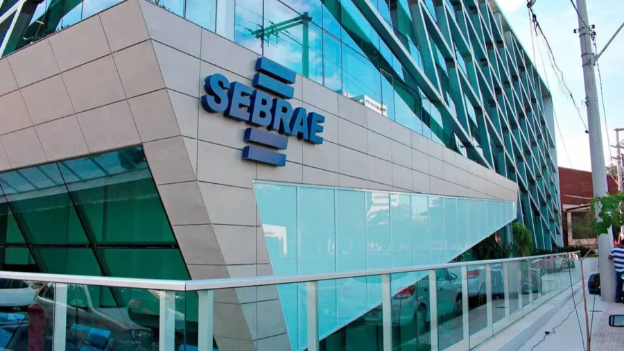 Fachada do edifício do SEBRAE com logo azul, sede do processo seletivo SEBRAE ES