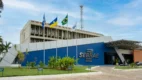 Fachada do SEBRAE com logotipo em azul e bandeiras ao fundo, sede do processo seletivo SEBRAE TO
