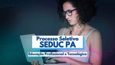 Mulher de cabelos cacheados e óculos utiliza um notebook em ambiente com fundo escuro e efeitos gráficos digitais. No centro da imagem, há um destaque em letras grandes com os dizeres “Processo Seletivo SEDUC PA” e, abaixo, “Educação Profissional e Tecnológica”. A imagem é utilizada para divulgar o processo seletivo da SEDUC PA com foco em contratação de professores.