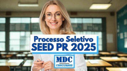 Imagem promocional de um processo seletivo da SEED PR 2025, mostrando uma mulher loira de óculos, sorrindo e segurando uma caneta em uma sala de aula com carteiras vazias ao fundo, em destaque no centro está o texto “Processo Seletivo SEED PR 2025” em letras azuis e abaixo o logotipo da MDC Concursos