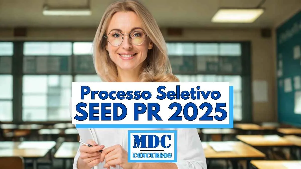 Processo Seletivo SEED PR oferece 500 Vagas em novo Edital 1 Imagem promocional de um processo seletivo da SEED PR 2025, mostrando uma mulher loira de óculos, sorrindo e segurando uma caneta em uma sala de aula com carteiras vazias ao fundo, em destaque no centro está o texto “Processo Seletivo SEED PR 2025” em letras azuis e abaixo o logotipo da MDC Concursos
