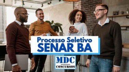 Quatro pessoas sorridentes estão em um ambiente corporativo moderno com decoração industrial conversando de forma descontraída enquanto seguram xícaras de café, ao centro da imagem há uma faixa com os dizeres Processo Seletivo SENAR BA em letras azuis e abaixo o logotipo da MDC Concursos, indicando um anúncio de vagas de emprego ou concurso público