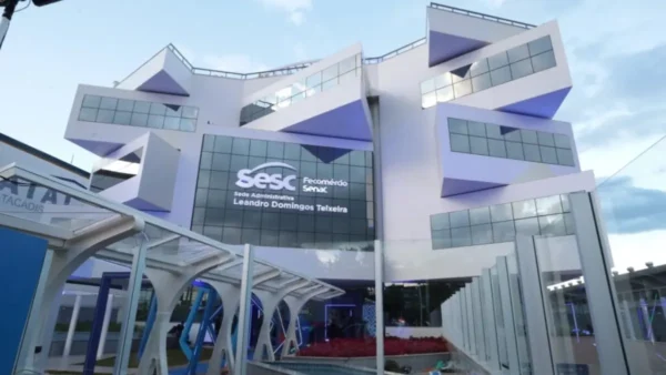 Processo Seletivo SESC DF abre vagas imediatas com salários até R$ 8.817,94 2 Sede do SESC com logotipo visível na fachada, referente ao processo seletivo SESC DF 2026