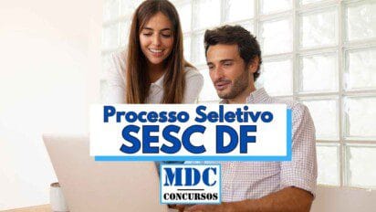 Imagem promocional de processo seletivo do SESC DF com duas pessoas sorridentes olhando para um laptop em ambiente claro e moderno ao fundo o texto destaca "Processo Seletivo SESC DF" em letras grandes e azuis sobre fundo branco com a logomarca do portal MDC Concursos abaixo sugerindo clima profissional e acolhedor voltado à divulgação de oportunidades de emprego no setor público