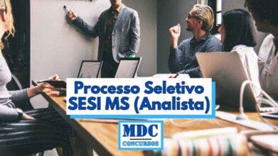 Grupo de pessoas reunidas em uma sala de reunião, algumas sentadas com laptops à frente e uma pessoa em pé apresentando em um quadro branco, com destaque para o texto Processo Seletivo SESI MS Analista e o logotipo MDC Concursos centralizados na imagem, transmitindo um ambiente corporativo moderno voltado para processos seletivos e recrutamento profissional