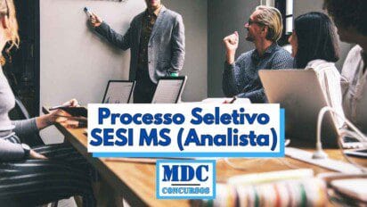 Grupo de pessoas reunidas em uma sala de reunião, algumas sentadas com laptops à frente e uma pessoa em pé apresentando em um quadro branco, com destaque para o texto Processo Seletivo SESI MS Analista e o logotipo MDC Concursos centralizados na imagem, transmitindo um ambiente corporativo moderno voltado para processos seletivos e recrutamento profissional