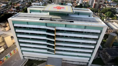 Vista aérea de hospital com heliponto na cobertura, sede do processo seletivo Santa Casa do Pará