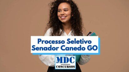 Mulher jovem de cabelos cacheados e longos, usando camisa branca e segurando cadernos coloridos, sorri olhando para o lado diante de um fundo bege. Sobre a imagem, há um banner com o texto “Processo Seletivo Senador Canedo GO” em letras azuis e, abaixo, o logotipo “MDC Concursos”. A imagem transmite uma atmosfera positiva e educativa, relacionada a oportunidades de emprego na área da educação.
