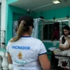 Vacinadora com camiseta da Prefeitura de Manaus atende moradora no processo seletivo Semsa Manaus