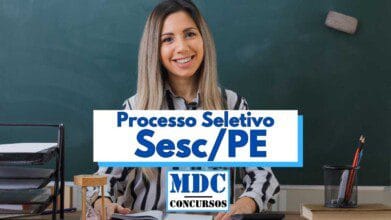 Processos Seletivos 9 A imagem mostra uma mulher jovem sorridente sentada em uma sala de aula em frente a um quadro negro. Ela veste uma camisa listrada em preto e branco. À sua volta há materiais escolares como livros, lápis e um porta-canetas. Em destaque, há uma faixa com os dizeres “Processo Seletivo Sesc PE” e o logotipo “MDC Concursos”. A imagem transmite um ambiente educacional e informativo.