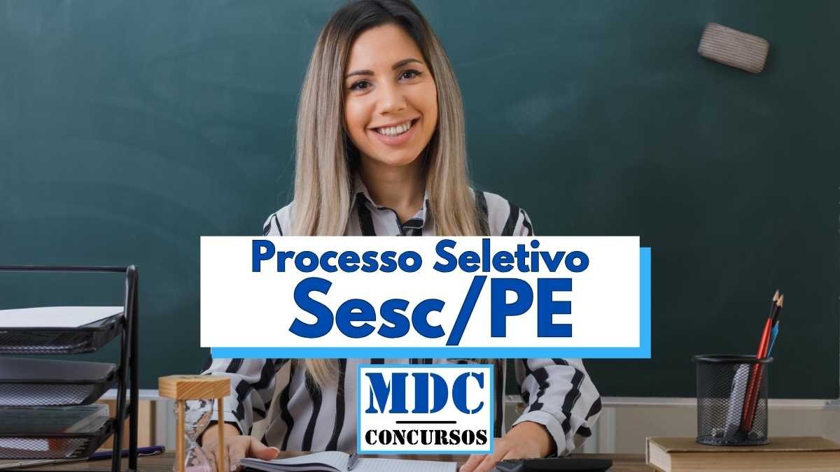 Processo Seletivo Sesc PE tem salários de até R$ 5 mil 1 A imagem mostra uma mulher jovem sorridente sentada em uma sala de aula em frente a um quadro negro. Ela veste uma camisa listrada em preto e branco. À sua volta há materiais escolares como livros, lápis e um porta-canetas. Em destaque, há uma faixa com os dizeres “Processo Seletivo Sesc PE” e o logotipo “MDC Concursos”. A imagem transmite um ambiente educacional e informativo.