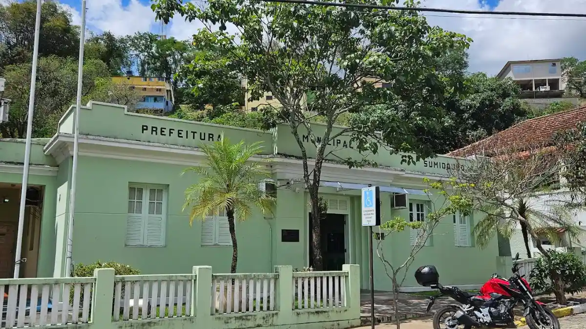 Fachada verde da Prefeitura Municipal de Sumidouro, sede do processo seletivo Sumidouro RJ