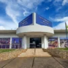 Fachada branca do Centro Administrativo Municipal, sede do processo seletivo Trindade GO