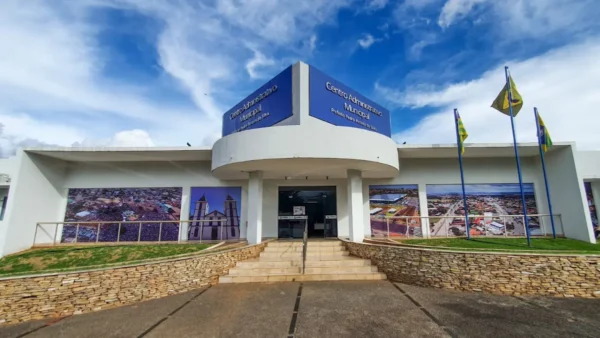 Processo Seletivo Trindade GO abre 344 vagas com salário de R$ 3.242,00 na Saúde 4 Fachada branca do Centro Administrativo Municipal, sede do processo seletivo Trindade GO