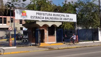 Fachada da Prefeitura Municipal da Estância Balneária de Ubatuba, com placa institucional, referência ao processo seletivo Ubatuba SP