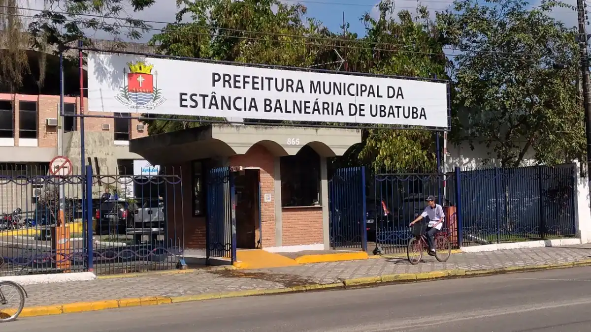 Processo Seletivo Ubatuba SP abre 501 vagas com salários de até R$ 4.100,42 1 Fachada da Prefeitura Municipal da Estância Balneária de Ubatuba, com placa institucional, referência ao processo seletivo Ubatuba SP
