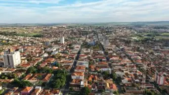 Vista aérea da cidade de Vargem Grande do Sul-SP com prédios, casas e áreas verdes. Foto: Divulgação/Prefeitura de Vargem Grande do Sul-SP