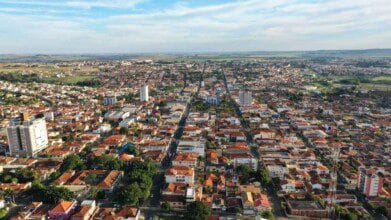 Processos Seletivos 9 Vista aérea da cidade de Vargem Grande do Sul-SP com prédios, casas e áreas verdes. Foto: Divulgação/Prefeitura de Vargem Grande do Sul-SP