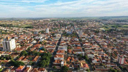 Vista aérea da cidade de Vargem Grande do Sul-SP com prédios, casas e áreas verdes. Foto: Divulgação/Prefeitura de Vargem Grande do Sul-SP