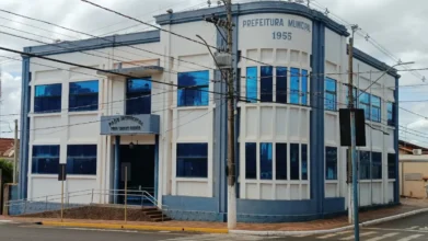 Fachada azul e branca do Paço Municipal de Viradouro SP, sede do processo seletivo Viradouro SP