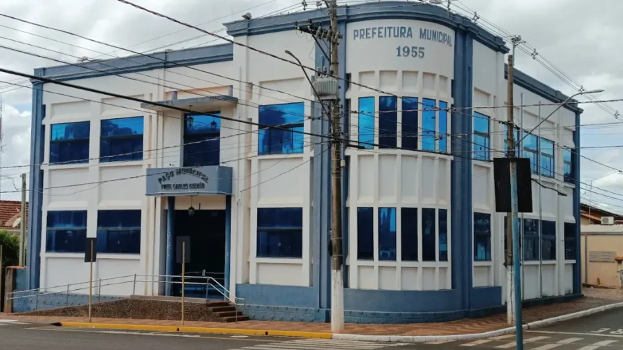 Fachada azul e branca do Paço Municipal de Viradouro SP, sede do processo seletivo Viradouro SP