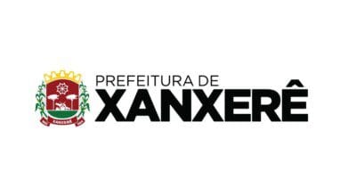 Processos Seletivos 3 A imagem apresenta o logotipo oficial da Prefeitura de Xanxerê, em Santa Catarina. À esquerda, há um brasão com fundo vermelho, elementos como engrenagem, árvores, lavouras e gado, além de uma faixa inferior com os anos "1882" e "1954". À direita do brasão, está escrito "PREFEITURA DE XANXERÊ" em letras maiúsculas, sendo "XANXERÊ" em fonte grande e preta com destaque.