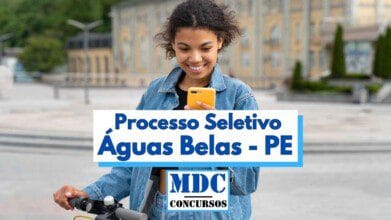 Processos Seletivos 7 Mulher jovem sorridente usando jaqueta jeans olha para o celular enquanto segura uma bicicleta elétrica em ambiente urbano desfocado ao fundo com prédios e árvores ao redor imagem com sobreposição de texto em destaque que anuncia Processo Seletivo Águas Belas - PE e logotipo do portal MDC Concursos voltado para divulgação de oportunidades em concursos públicos e seleções em todo o Brasil