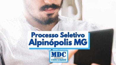 Homem de barba usando camisa listrada em tons claros, segurando um tablet preto enquanto lê atentamente, com uma faixa central na imagem contendo o texto "Processo Seletivo Alpinópolis MG" em letras azuis e o logo "MDC Concursos" na parte inferior, transmitindo a ideia de estudo ou pesquisa sobre concursos públicos em Alpinópolis, Minas Gerais
