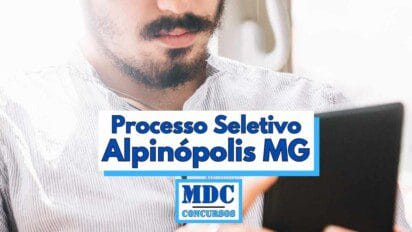 Homem de barba usando camisa listrada em tons claros, segurando um tablet preto enquanto lê atentamente, com uma faixa central na imagem contendo o texto "Processo Seletivo Alpinópolis MG" em letras azuis e o logo "MDC Concursos" na parte inferior, transmitindo a ideia de estudo ou pesquisa sobre concursos públicos em Alpinópolis, Minas Gerais