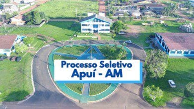 Vista aérea de um complexo administrativo em Apuí, no Amazonas, com destaque para uma rotatória central arborizada e vias asfaltadas ao redor. Ao fundo, aparecem edifícios públicos de arquitetura simples, com telhados vermelhos e azuis, cercados por áreas verdes. No centro da imagem, há uma faixa com os dizeres "Processo Seletivo Apuí - AM", indicando a divulgação de um certame municipal.