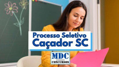 Mulher sentada com blusa amarela, concentrada ao manusear uma pasta rosa, em ambiente escolar com quadro negro ao fundo decorado com desenhos de flores. Na frente da imagem está sobreposta uma faixa branca com borda azul contendo o texto Processo Seletivo Caçador SC em letras grandes azul-escuras. Abaixo da faixa, aparece o logotipo MDC Concursos centralizado