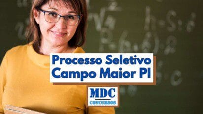 Mulher de óculos e blusa amarela sorri em frente a um quadro verde com fórmulas matemáticas desfocadas ao fundo segurando cadernos; ao centro da imagem está o texto Processo Seletivo Campo Maior PI em letras azuis destacadas sobre fundo branco e bege com o logotipo MDC Concursos abaixo