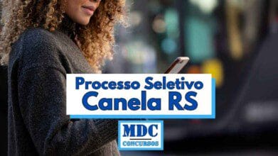 Imagem de uma mulher de perfil usando suéter cinza escuro e mexendo no celular, com fundo desfocado de uma área urbana com luzes e um ônibus ao fundo, no centro da imagem há uma faixa branca com borda azul claro que traz o texto Processo Seletivo Canela RS em letras grandes e azuis, abaixo aparece o logotipo da MDC Concursos