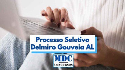 Imagem mostra uma pessoa utilizando um notebook, com foco nas mãos digitando no teclado; em destaque no centro da imagem há um retângulo branco com bordas azuis contendo o texto “Processo Seletivo Delmiro Gouveia AL” em letras azuis e logo abaixo o logotipo da MDC Concursos com letras em azul e preto sobre fundo branco