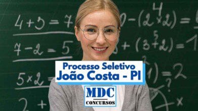 Processos Seletivos 9 Imagem de uma mulher sorridente usando óculos e roupa cinza claro, posicionada em frente a um quadro-negro com operações matemáticas escritas em giz branco. No centro da imagem, há uma faixa com os dizeres “Processo Seletivo João Costa - PI” em letras azuis, além do logotipo "MDC Concursos" logo abaixo. A imagem representa o anúncio de um processo seletivo para profissionais da educação.