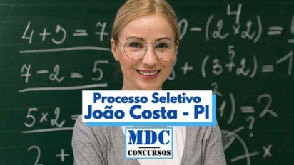 Imagem de uma mulher sorridente usando óculos e roupa cinza claro, posicionada em frente a um quadro-negro com operações matemáticas escritas em giz branco. No centro da imagem, há uma faixa com os dizeres “Processo Seletivo João Costa - PI” em letras azuis, além do logotipo "MDC Concursos" logo abaixo. A imagem representa o anúncio de um processo seletivo para profissionais da educação.