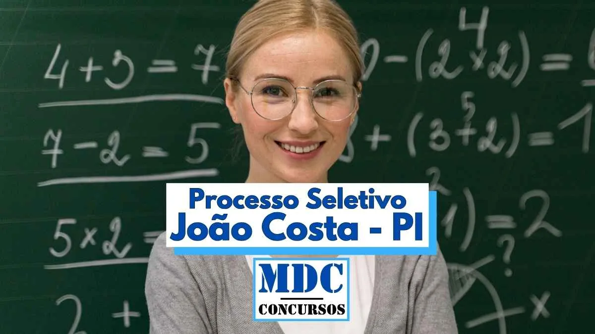 Processo Seletivo em João Costa - PI oferece 7 vagas 1 Imagem de uma mulher sorridente usando óculos e roupa cinza claro, posicionada em frente a um quadro-negro com operações matemáticas escritas em giz branco. No centro da imagem, há uma faixa com os dizeres “Processo Seletivo João Costa - PI” em letras azuis, além do logotipo "MDC Concursos" logo abaixo. A imagem representa o anúncio de um processo seletivo para profissionais da educação.