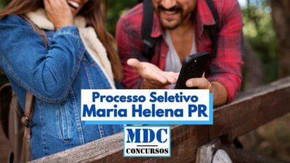 Dois jovens estão ao ar livre, sorrindo e interagindo com um celular, demonstrando entusiasmo. Eles estão encostados em uma cerca de madeira, com mochilas nas costas, sugerindo um momento de lazer ou descanso. Sobre a imagem, há uma faixa com os dizeres "Processo Seletivo Maria Helena PR" e o logotipo "MDC Concursos", indicando divulgação de oportunidade pública.