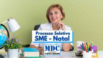 Mulher sorridente sentada à mesa de estudos com livros, materiais escolares e globo terrestre ao lado, em frente a fundo verde. Ao centro da imagem, há uma tarja com os dizeres "Processo Seletivo SME - Natal" e o logotipo "MDC Concursos". A imagem remete ao ambiente educacional, destacando uma oportunidade de seleção para atuação na área de alfabetização.