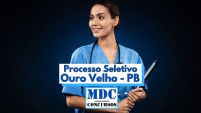 Imagem com fundo azul escuro mostra uma profissional da saúde sorridente, vestindo jaleco azul claro e estetoscópio no pescoço, segurando uma prancheta. Em destaque no centro da imagem há uma faixa com os dizeres “Processo Seletivo Ouro Velho - PB” e, abaixo, o logotipo “MDC Concursos”. A composição remete a um processo seletivo público na área da saúde no município de Ouro Velho, Paraíba.