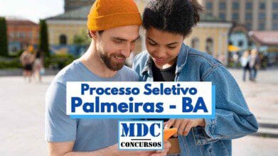 Processos Seletivos 6 A imagem mostra um casal jovem sorridente olhando para um celular em um ambiente urbano durante o dia. O homem usa uma camiseta azul clara e gorro laranja, enquanto a mulher veste uma jaqueta jeans. Em destaque, há um texto informativo no centro da imagem com os dizeres “Processo Seletivo Palmeiras - BA” e o logotipo “MDC Concursos” abaixo, sugerindo divulgação de vagas na cidade de Palmeiras, na Bahia. Ao fundo, vê-se uma praça com pessoas andando e prédios históricos.