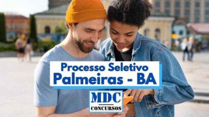 A imagem mostra um casal jovem sorridente olhando para um celular em um ambiente urbano durante o dia. O homem usa uma camiseta azul clara e gorro laranja, enquanto a mulher veste uma jaqueta jeans. Em destaque, há um texto informativo no centro da imagem com os dizeres “Processo Seletivo Palmeiras - BA” e o logotipo “MDC Concursos” abaixo, sugerindo divulgação de vagas na cidade de Palmeiras, na Bahia. Ao fundo, vê-se uma praça com pessoas andando e prédios históricos.