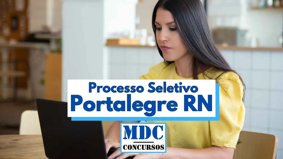 Processo Seletivo em Portalegre RN oferece 14 vagas 1 Mulher de cabelos longos e lisos, vestindo blusa amarela, está sentada à mesa utilizando um notebook com expressão atenta. O ambiente ao fundo é claro e moderno, com móveis e utensílios que sugerem uma cozinha ou espaço de convivência. Sobre a imagem, há um banner com o texto “Processo Seletivo Portalegre RN” e o logotipo “MDC Concursos”, destacando tema relacionado a concursos públicos.